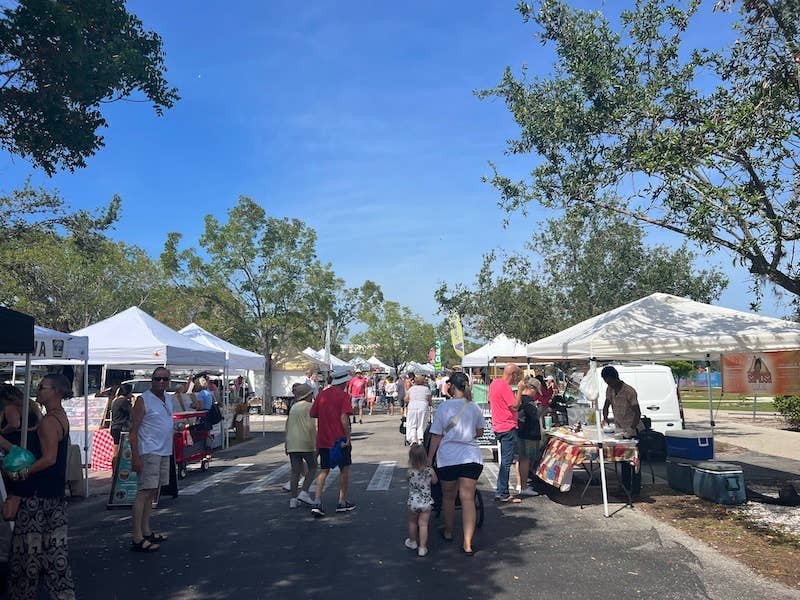 Lakes-Park-Farmers-Market.jpg