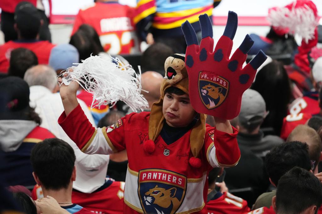 NHL: Stanley Cup Playoffs-Carolina Hurricanes at Florida Panthers