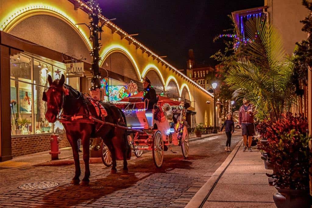 Horse_and_Carriage_on_Aviles_SfNX5ShvAAXCXY2Wlu9wi6r18q0ABlZBh_rgb_l.jpg