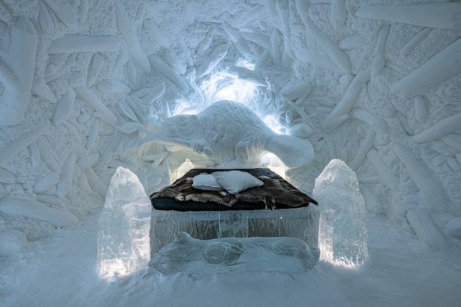 BEAVER-LODGE-Dawn-Detarando-Brian-McArthur-deluxe-art-suite-ICEHOTEL-34.-Photo-by-Asaf-Kliger-copy.jpg