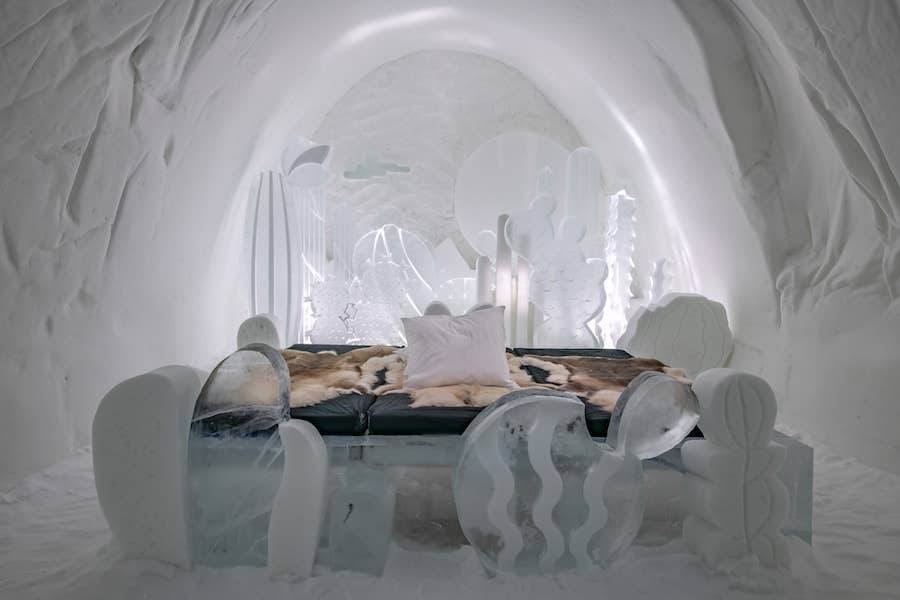 DREAM-WITH-A-THORN-Deluxe-art-Suite-by-Monica-Popescu-Emmylou-Varon-ICEHOTEL-34-Photo-by-Asaf-Kliger-.jpg